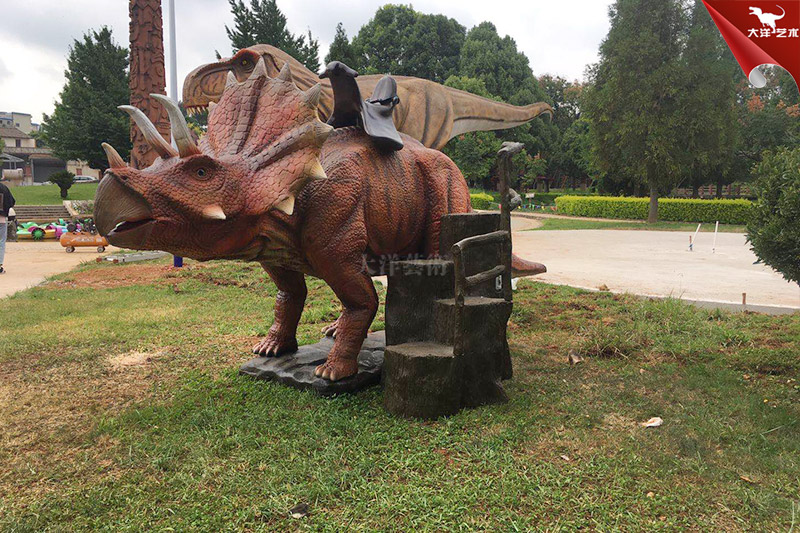廣場公園乘騎仿真恐龍，仿真三角龍